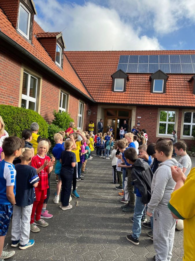 Das Spalier der Kinder und Lehrer