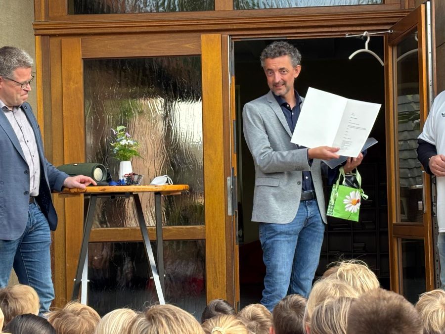 Der Schulamtsdirektor präsentiert die Ernennungsurkunde