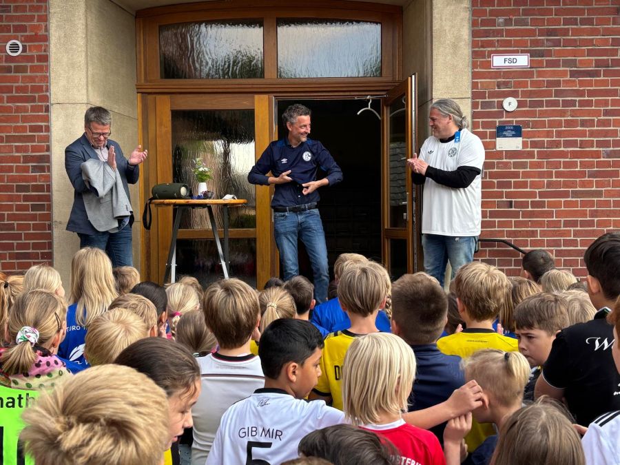 Helge Schiffbauer im neuen Trikot, Herr Kom streift sich seins über
