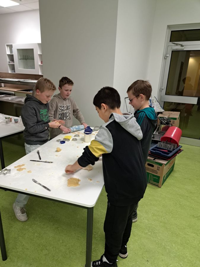 Mit großer Freude backen und verzieren die Kinder der Klasse 4b Plätzchen.