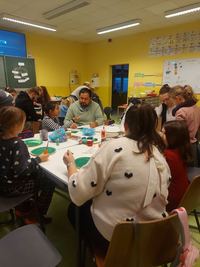 In der Mausklasse wird fleißig gebastelt.