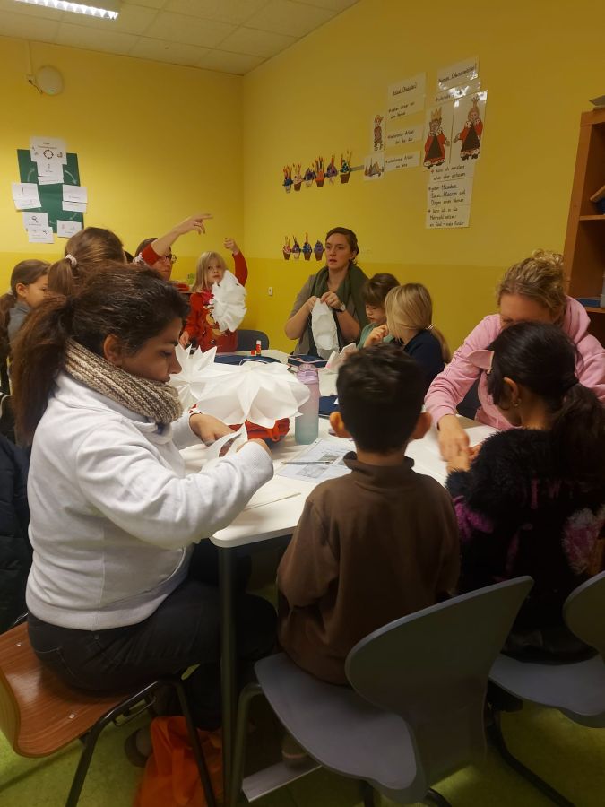 Basteln in der Mausklasse. Kinder basteln mit ihren Eltern Sterne.