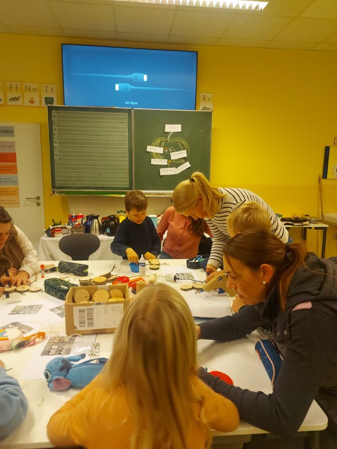 Aus Baumscheiben basteln die Kinder der Mausklasse Schneemänner.
