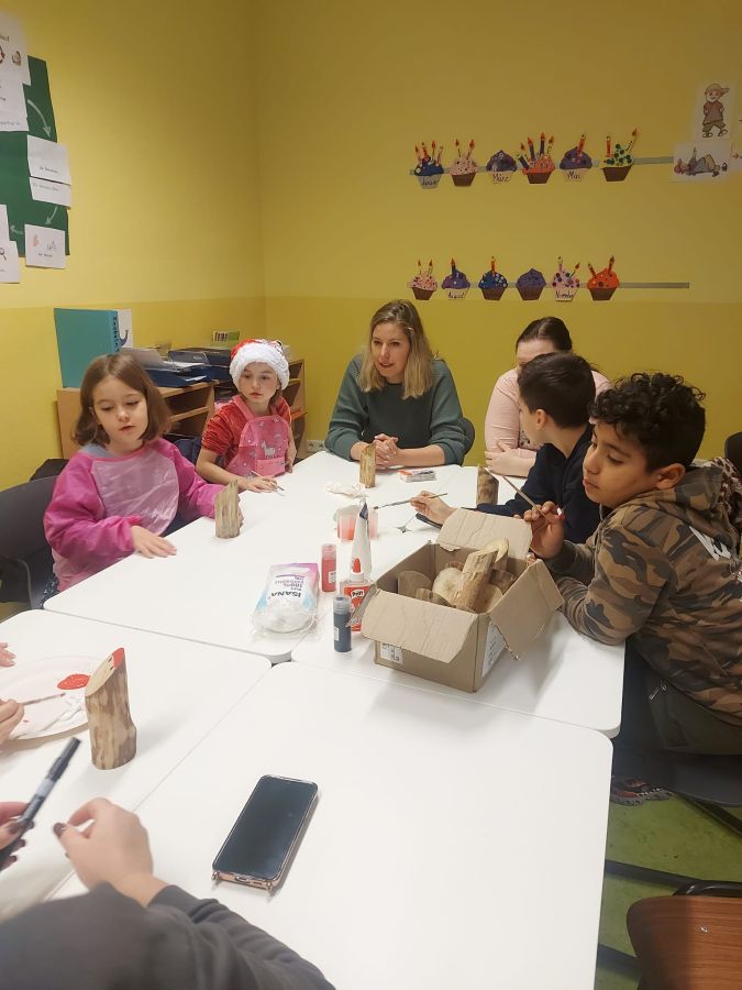 Aus schräg abgesägten Ästen gestalten die Kinder der Mausklasse Nikoläuse und Wichtel
