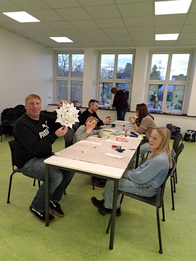 Aus Tüten werden Sterne für die Klasse 4b hergestellt.