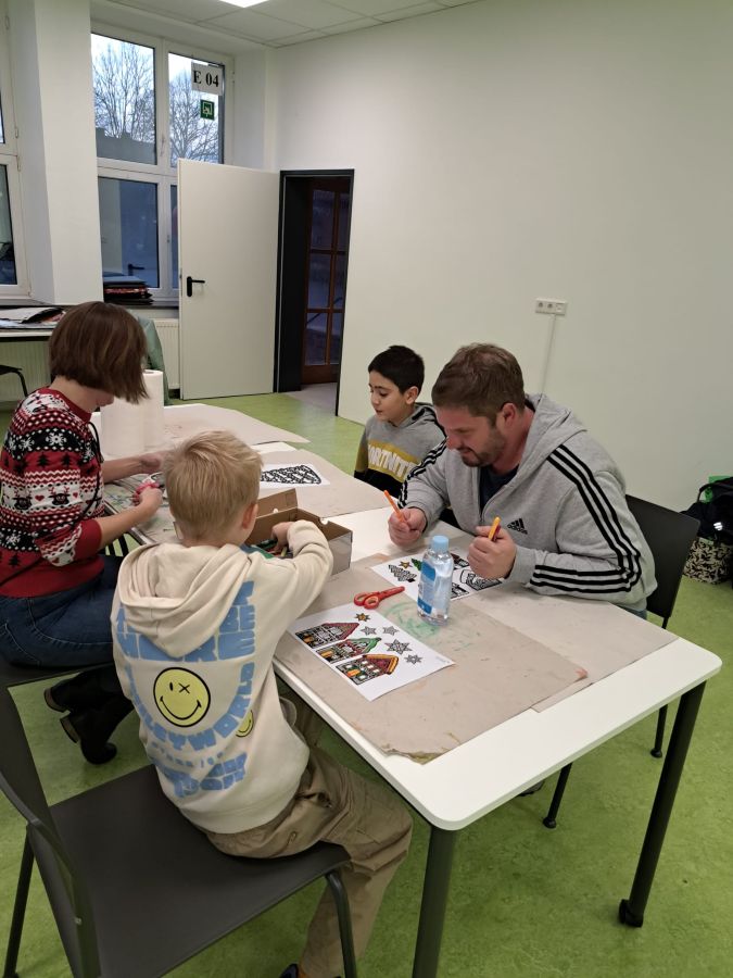Fleißig basteln Kinder und Eltern Fensterbilder für die Klasse 4b.